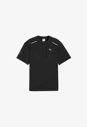 Czarny krótki rękaw T-shirt Puma Tech z białym logo na piersi, kieszenią na suwak z przodu po prawej stronie i odblaskowymi paskami w okolicach ramion.