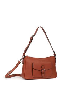 Brązowa skórzana torba na ramię o teksturowanej powierzchni, z przednią kieszenią zamykaną na klapę oraz regulowanym paskiem. Posiada srebrne akcenty metalowe.