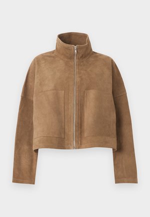 Giacca corta in camoscio marrone con cerniera frontale, colletto alto, maniche lunghe e due grandi tasche frontali.