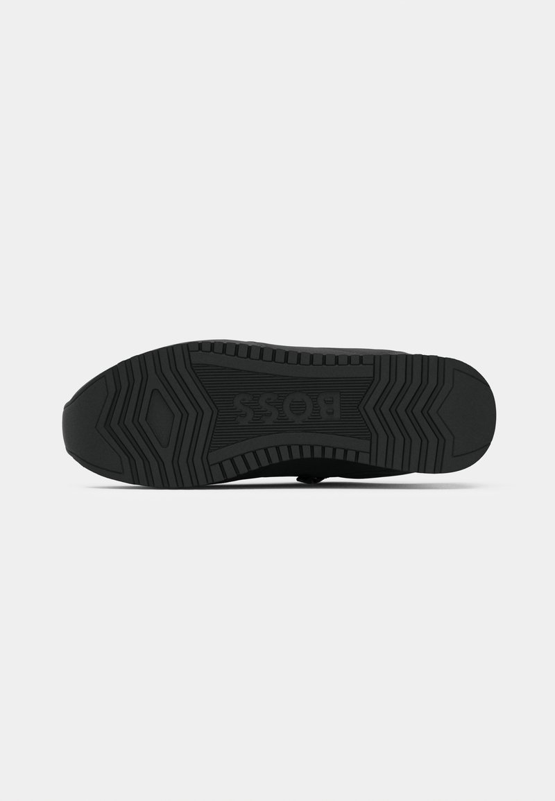 Semelle de sneaker en caoutchouc noir avec un motif de semelle texturé, arborant un design géométrique et le nom de la marque "BOSS" embossé sur le midsole.