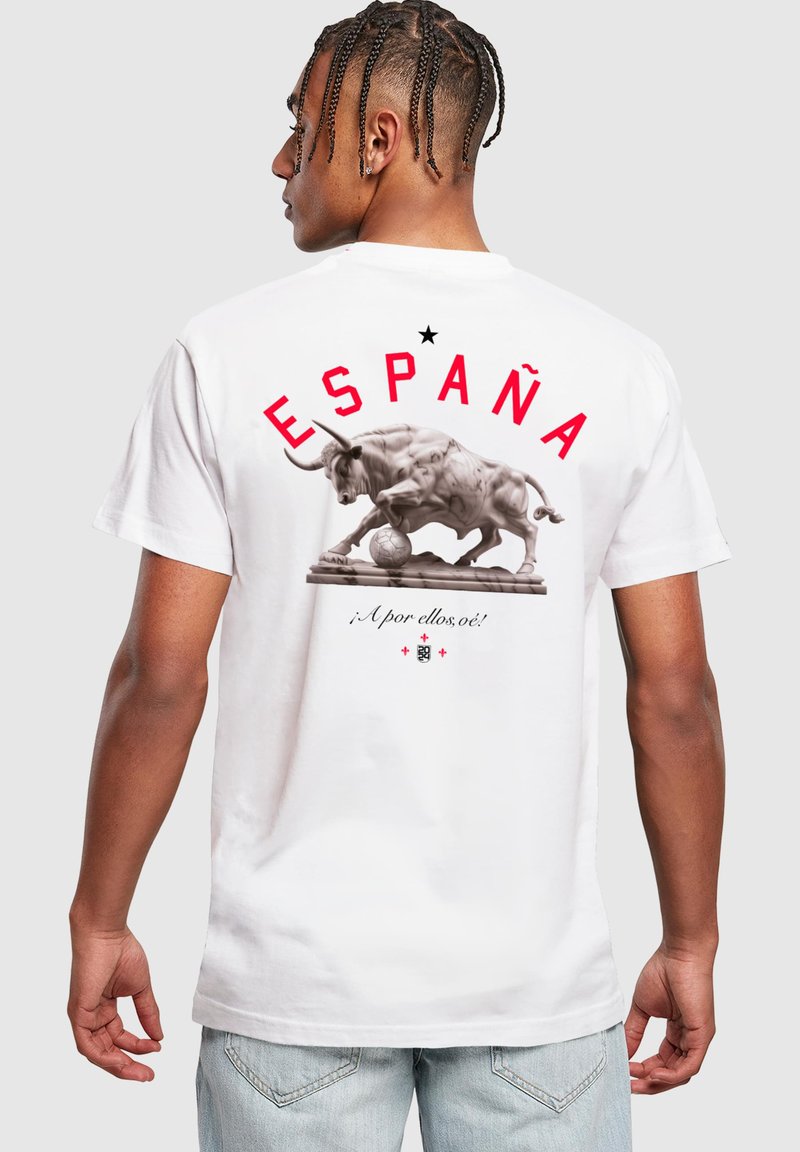 Valge puuvillane T-särk, millel on graafika pullist ja jalgpallist, punase trükiga "ESPAÑA" ja "¡A por ellos!" peal.