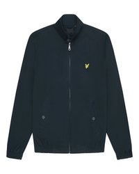 Jachetă bleumarin dintr-un material ușor, cu un guler înalt, fermoar frontal, două buzunare laterale cu nasturi și un logo brodat galben.