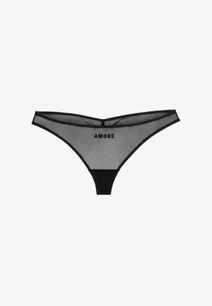 Tanga de malla negra con una cinturilla sólida negra. En la parte delantera aparece la palabra "AMORE" en letras negras y audaces. Diseño simple y minimalista.