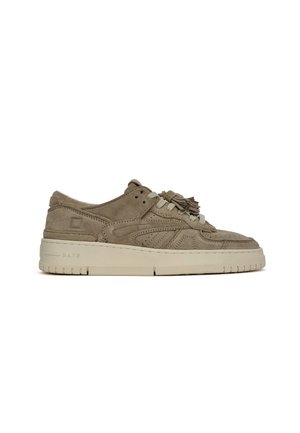 Lage beige suède sneaker met crèmekleurige zool, afgeronde neus, decoratieve stiksels, kwastdetail op de veters en D.A.T.E.-branding op de zool.