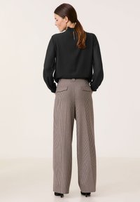 Gerry Weber MIT HAHNENTRITT - Stoffhose - schwarz caramell gemustert