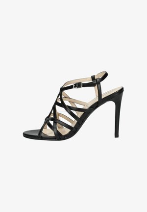 Černá sandála na vysokém podpatku s několika tenkými pásky, otevřenou špičkou a nastavitelnou přezkou na kotníku na bílém pozadí.