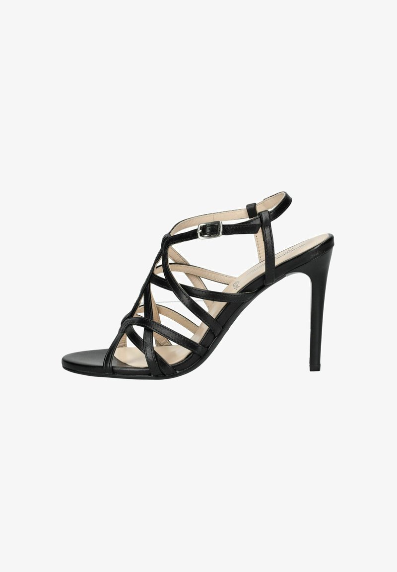 Sandalia negra de tacón alto con múltiples tiras finas, puntera abierta y hebilla ajustable en el tobillo sobre un fondo blanco.