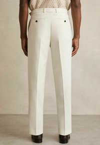Reiss REGULAR FIT - STRAP BLEND BELTED PLEATED - Anzughose - white