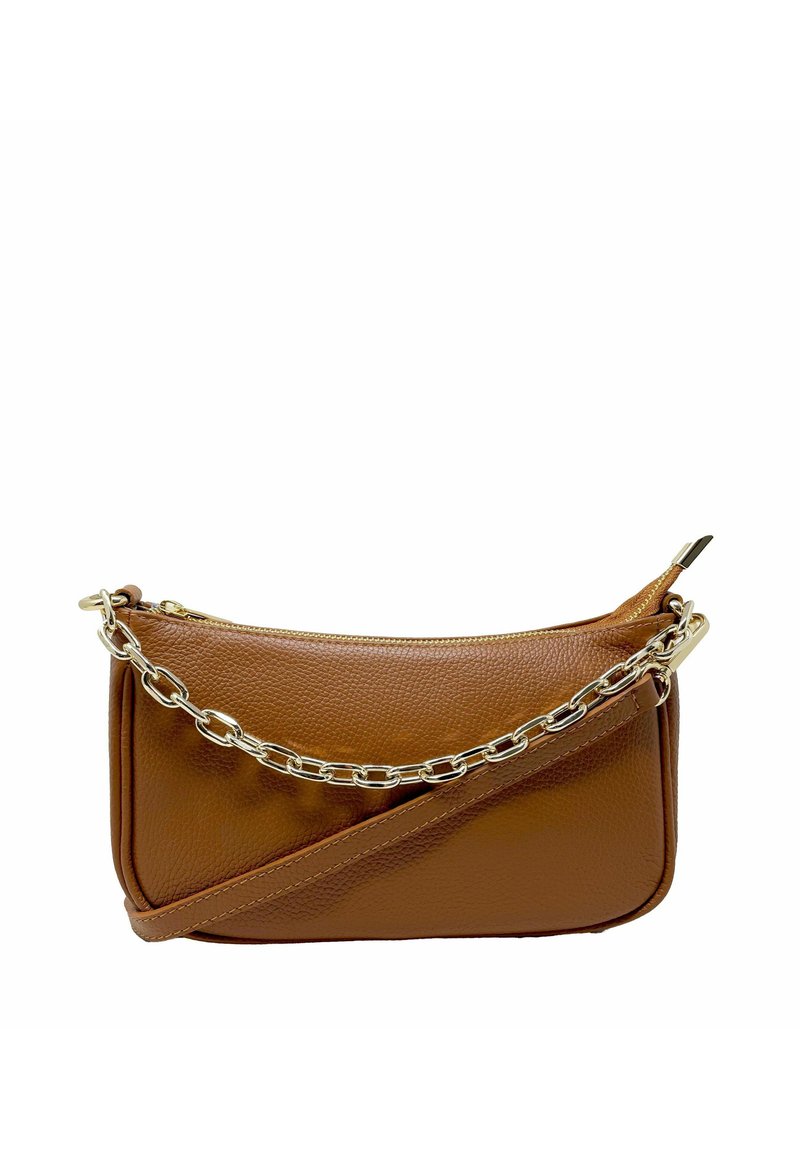 Borsa a pochette in pelle marrone con chiusura a zip, dotata di tracolla in catena dorata e superficie testurizzata. Forma rettangolare con sottili accenti di cucitura.