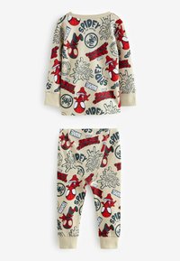 Pyjama-set met een beige achtergrond en rode Spider-Man graphics, inclusief logo's en webontwerpen; zacht materiaal, lange mouwen en een elastische tailleband.