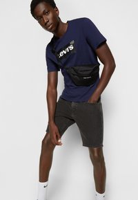 Levi's® GRAPHIC CREWNECK TEE - T-shirt estampada - peacoat