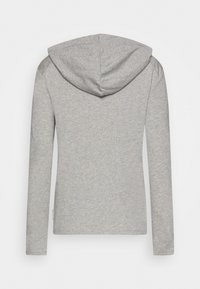 Jasnoszary długi rękaw hoodie, wykonany z miękkiego materiału, z kapturem na sznurku i luźnym krojem, bez dodatkowych wzorów czy ozdób.