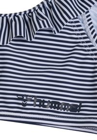 Maritiem en wit gestreept sport tanktop met een ruches-halslijn en een reflecterend logo aan de zoom. Gemaakt van gladde, rekbare stof.