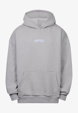 Jasnoszara bluza z kapturem z przednią kieszenią, sznurkiem w kapturze oraz białym logo "DROPSIZE" na klatce piersiowej. Miękka tkanina i ściągacze przy mankietach.