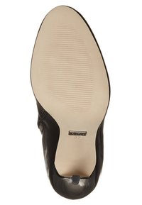 Czarne skórzane buty o gładkiej powierzchni, zaokrąglonym nosku i minimalnym obcasie. Podeszwa jest beżowa z drobnym żłobieniem i wytłoczonym oznaczeniem rozmiaru.