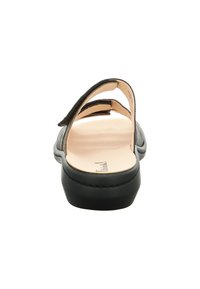 Schwarze Sandalen mit Obermaterial aus Leder, offenem Rücken und zwei über den Fuß verlaufenden Leder-Riemen. Strukturierte Sohle mit leichtem Absatz.