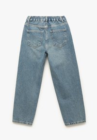 Jeans de mezclilla azul claro con un corte relajado, cinturilla elástica y dos bolsillos traseros. Presentan una pierna recta y dobladillos terminados.