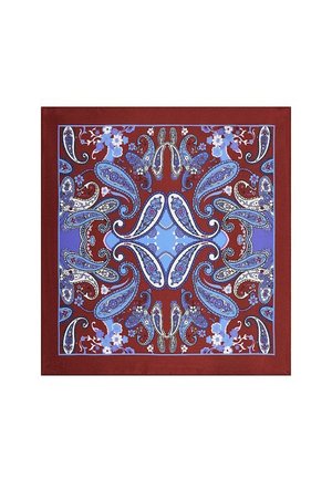 Czerwona chusta paisley z misternymi wzorami kwiatowymi i falistymi w odcieniach niebieskiego, białego i złotego. Gładka faktura i jedwabny materiał.