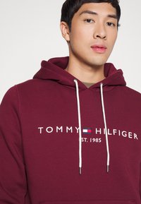 Tommy Hilfiger LOGO HOODY - Sweatshirt com capuz - deep rouge
