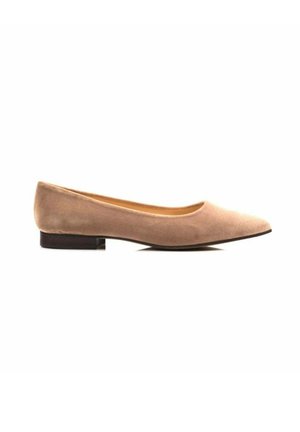 Bailarina de ante beige con punta afilada y tacón cuadrado bajo. Textura suave; diseño minimalista sin adornos.
