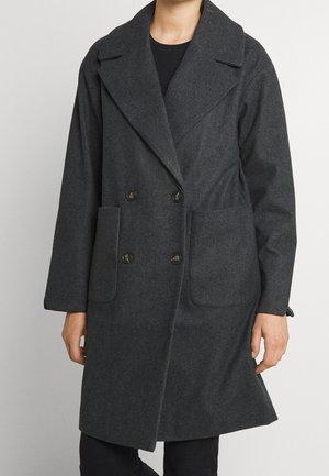 Cappotto doppiopetto grigio scuro realizzato in tessuto a spina di pesce. Presenta ampie tasche anteriori e un ampio rever, con una vestibilità comoda.