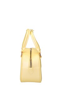 Borsa gialla a forma arrotondata, con zip superiore, texture liscia e doppi manici superiori attaccati con hardware dorato.