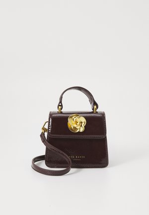 Mini-handtas in donker bordeaux patentleer met een gestructureerd ontwerp, gouden bloemenaccent, afneembare schouderband en gegraveerd logo.