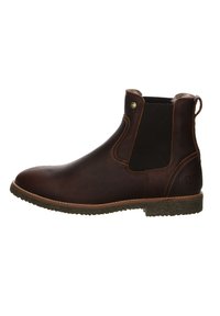 Bota de tobillo de cuero marrón con paneles laterales elásticos, punta redonda y suela de goma texturizada. Presenta una lengüeta y un acento de logo en el talón.