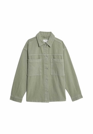 Camisa overshirt verde claro con cierre de botones en el frente, dos bolsillos en el pecho y cuello puntiagudo. Fabricada en una suave tela texturizada.