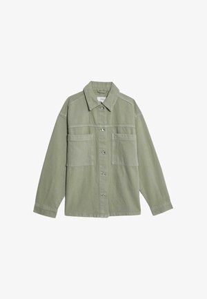 Camisa overshirt verde claro con cierre de botones en el frente, dos bolsillos en el pecho y cuello puntiagudo. Fabricada en una suave tela texturizada.