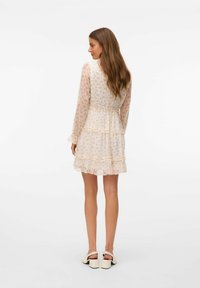 Vero Moda VMSMILLA FRILL  - Vardagsklänning - bright white