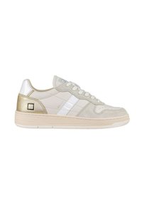 Sneaker bianca in pelle con accenti in suede, dettagli dorati e strisce bianche. Presenta una suola strutturata e una linguetta imbottita per il comfort.