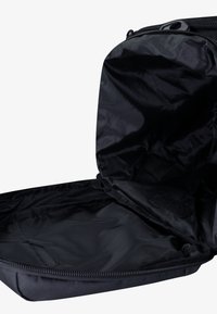 Bolsa de tela negra con apertura con cremallera, que presenta un interior suave y brillante, y múltiples compartimentos para la organización.