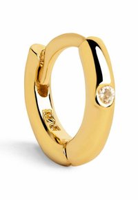 Pendiente de aro de oro con un acabado suave y brillante. Presenta un pequeño acento de cristal transparente y una forma redondeada y sin costuras.