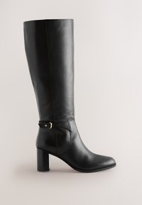 Botte haute en cuir noir jusqu'au genou avec un talon épais, dotée d'une boucle latérale et d'une texture lisse et brillante.