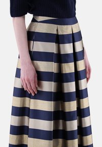 Plissierter Rock mit abwechselnden navyblauen und metallicgoldenen Streifen, mit glatter Textur und hohem Taillendesign.
