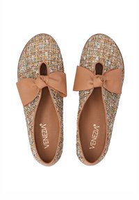 Ballerinas mit einem strukturierten, gewebten Obermaterial mit bunten Sprenkeln, einem akzentuierten, tanfarbenen Lederbogen und einem offenen Zehenbereich.