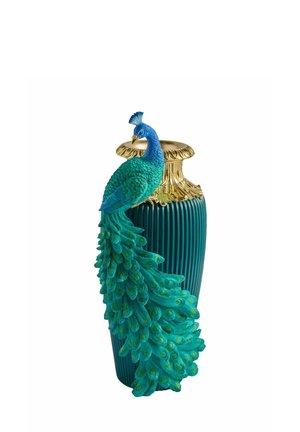 Dekorativt blå og grøn påfugl skulptur med detaljerede fjer placeret på en høj blåturkis vase med gyldent ornamenteret kant.