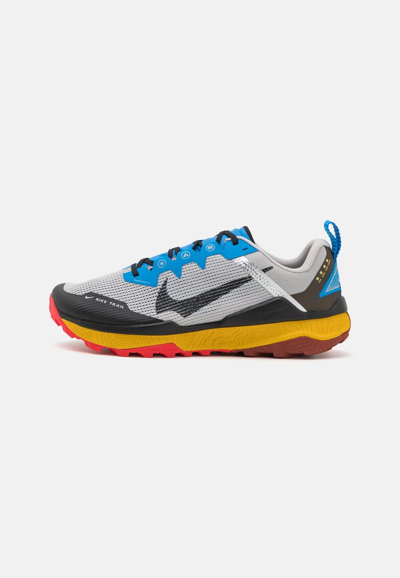 Nike Performance REACT WILDHORSE 8 - Løbesko trail - light iron ore/black/light photo blue/vivid
