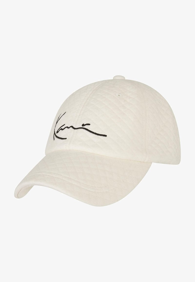 Casquette de baseball blanche matelassée avec un logo signature noir brodé sur le devant, tissu doux et visière incurvée.