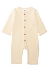 Cremfarbener Babystrampler aus weichem Stoff. Mit langen Ärmeln, rundem Ausschnitt und fünf Holzknöpfen an der Vorderseite.