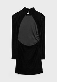 Schwarzes Samtkleid mit langen Ärmeln und hohem Kragen. Es hat einen ausgeschnittenen Rücken und geraffte Seitendetails, die einen strukturierten Kontrast schaffen.