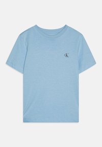 Světle modré bavlněné tričko s kulatým výstřihem, krátkými rukávy a malým černým logem "cK" na hrudi. Měkká, hladká textura.