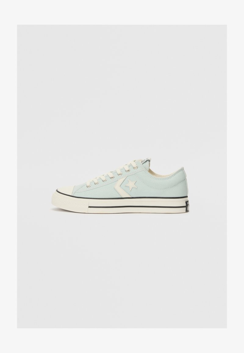 Mentazöld vászon sneaker fehér gumitalppal, fekete részletekkel és csillag logóval. Fűzős kialakítás, alacsony szárú és texturált anyag.