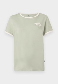Tyrkysovo-zelené bavlnené tričko s okrúhlym výstrihom, kontrastným bielym rebrovaným lemom a diskrétnym vyšitým textom "New Balance Athletics" v bielej farbe.