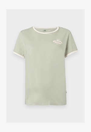 Minta zaļš kokvilnas T-krekls ar apaļu kakla izgriezumu, kontrastējošu baltu ribu apdari un diskrētu "New Balance Athletics" tekstu baltā izšuvumā.