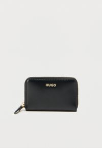 Sort læderpung med lynlås hele vejen rundt, guldlynlås og "HUGO"-logo præget i guld på forsiden.