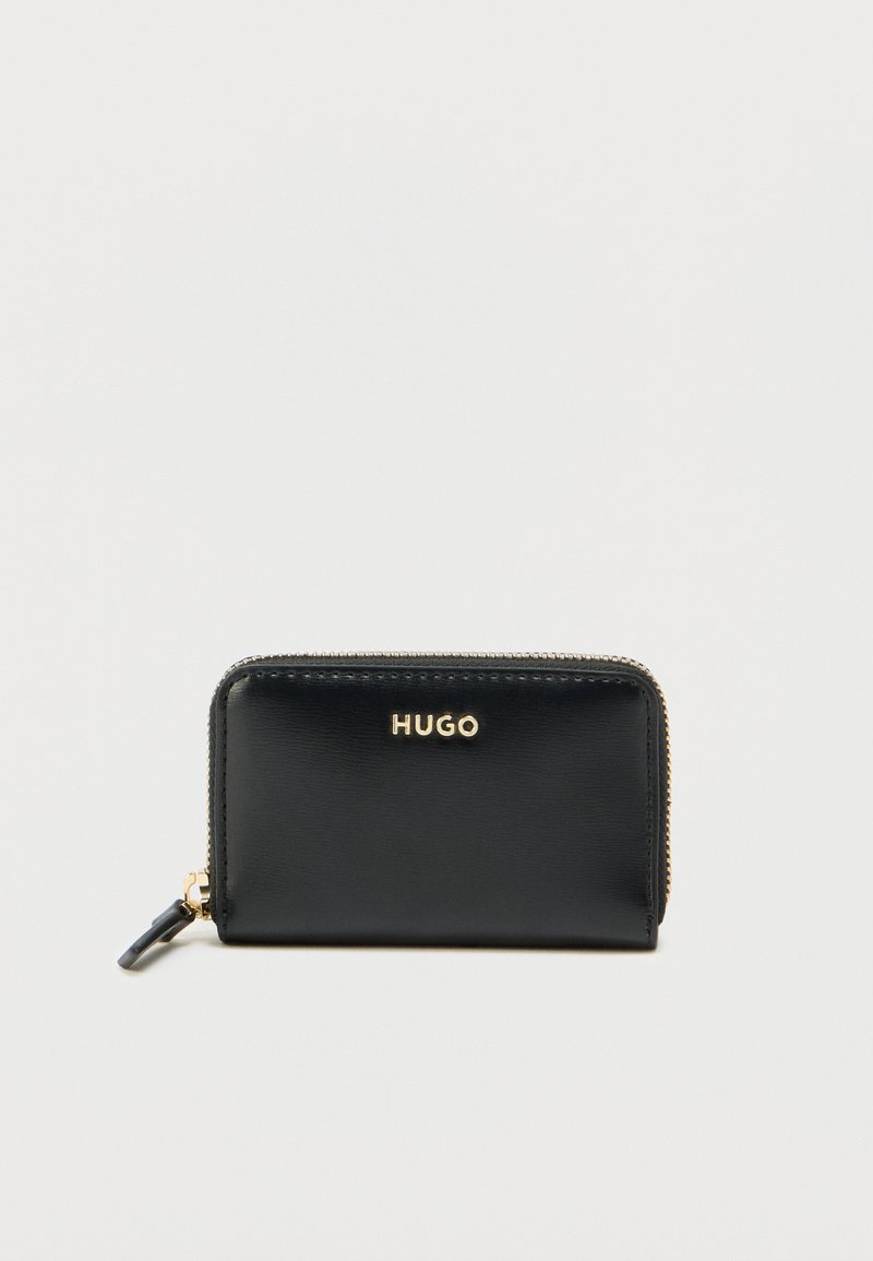 Sort læderpung med lynlås hele vejen rundt, guldlynlås og "HUGO"-logo præget i guld på forsiden.