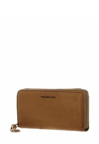 Braune Lederbrieftasche mit strukturierter Oberfläche, Reißverschluss und Schlüsselanhänger-Schlaufe. Verfügt über das Präge-Logo "FREDsBRUDER" auf der Vorderseite.