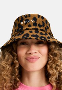 Bucket hat s leopardím vzorom v hnedej a čiernej kordovej látke s predným logom Roxy. Široký okraj a textúrovaná tkanina.